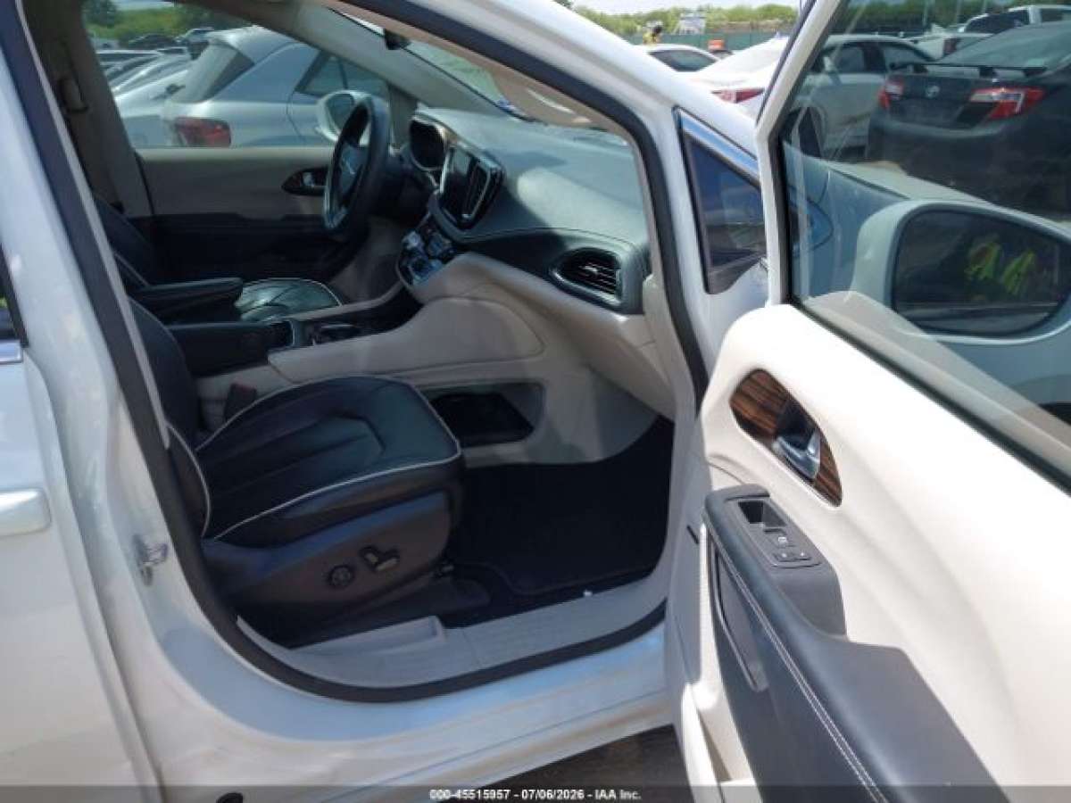 Chrysler Pacifica 2022 z USA — zdjęcie 10 z 15