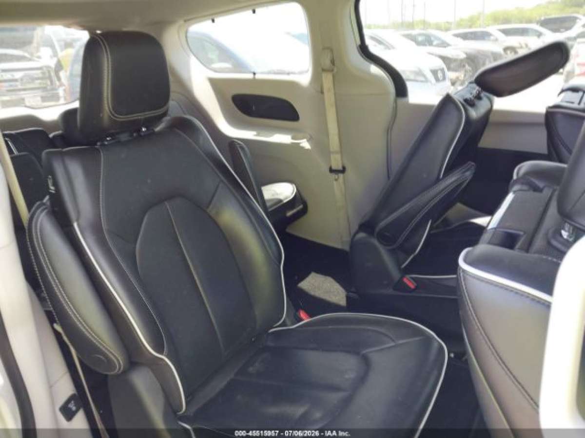Chrysler Pacifica 2022 z USA — zdjęcie 11 z 15