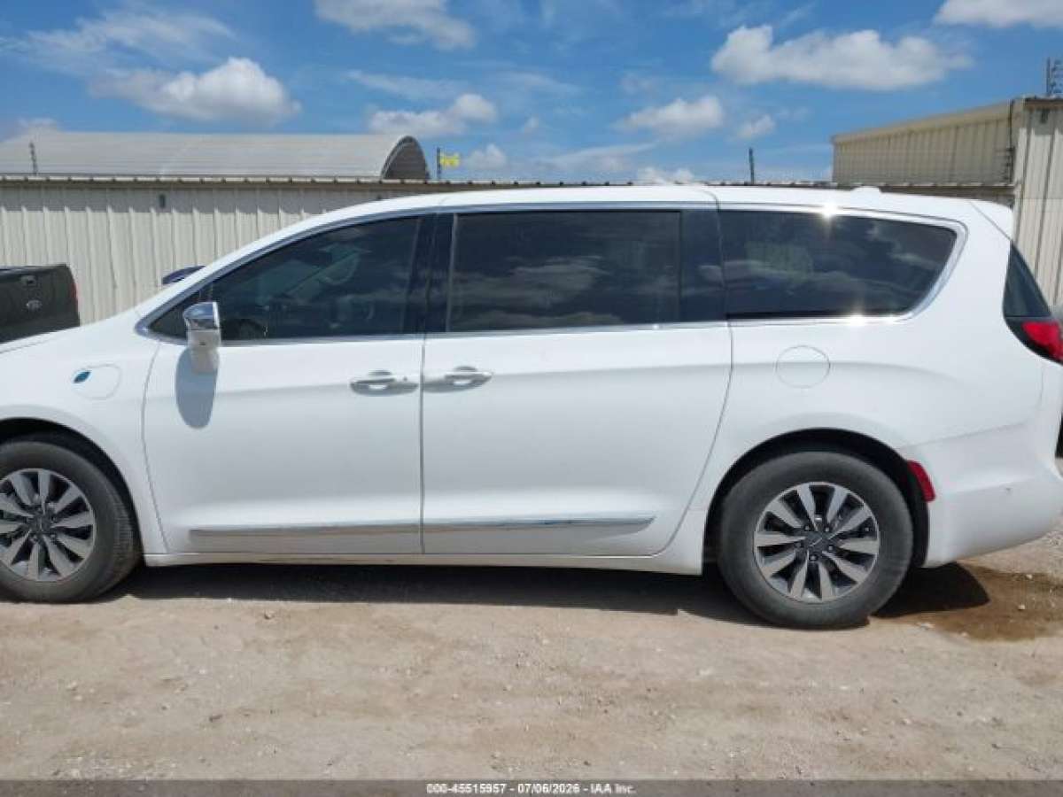 Chrysler Pacifica 2022 z USA — zdjęcie 5 z 15