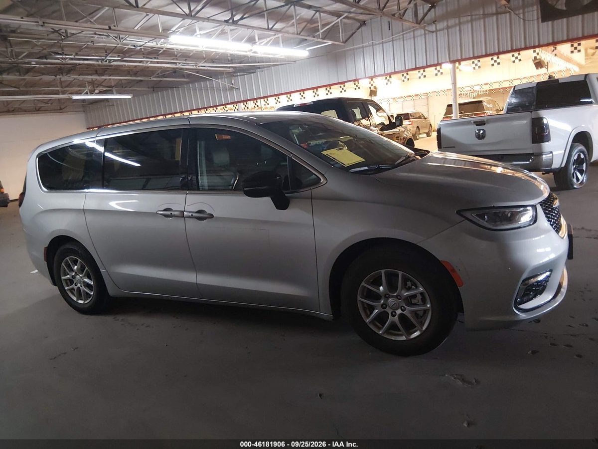 Chrysler Pacifica 2026 z USA — zdjęcie 12 z 15
