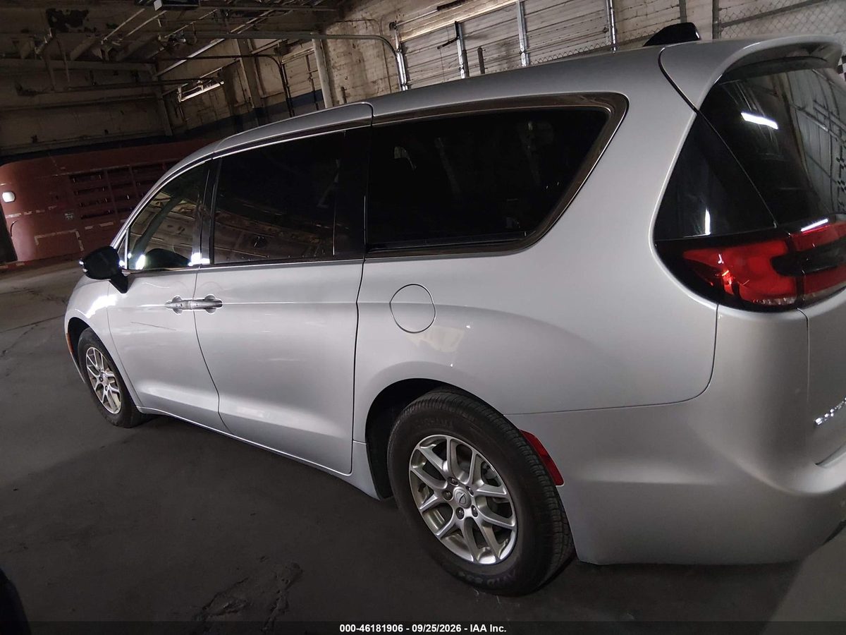 Chrysler Pacifica 2026 z USA — zdjęcie 13 z 15