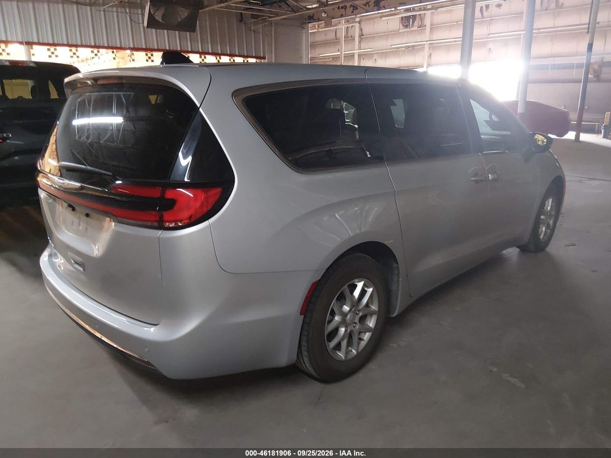 Chrysler Pacifica 2026 z USA — zdjęcie 4 z 15