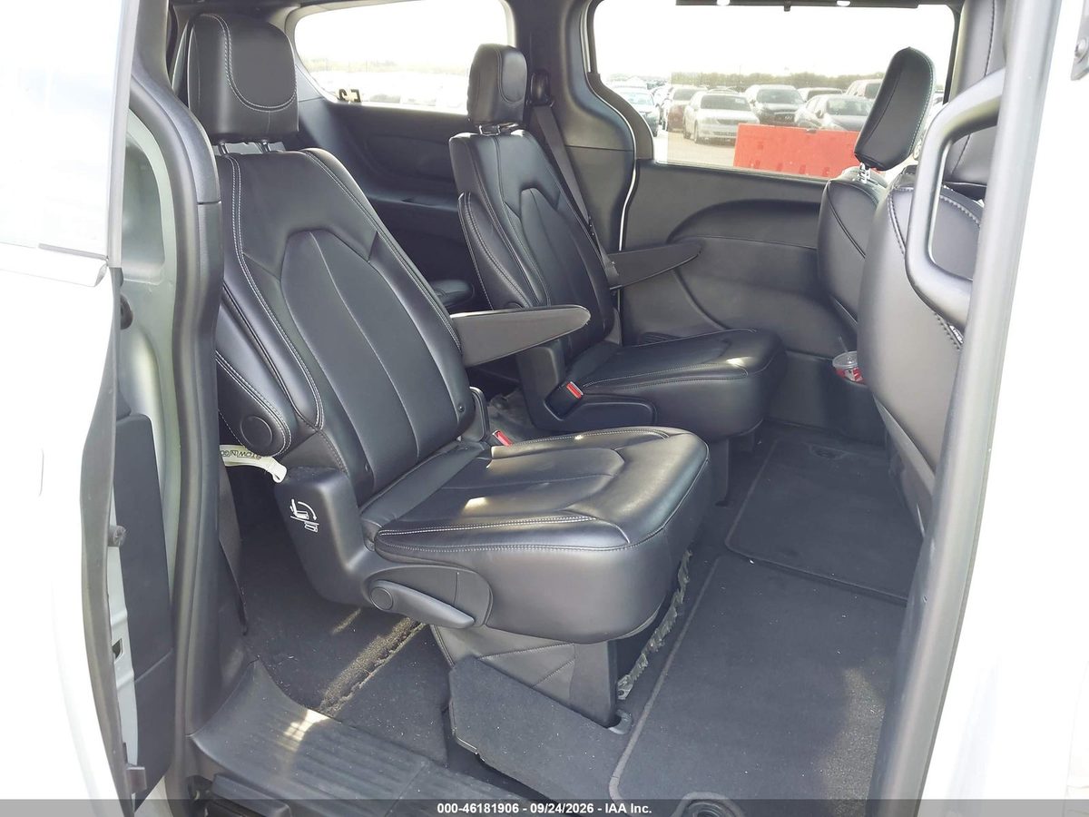 Chrysler Pacifica 2026 z USA — zdjęcie 8 z 15