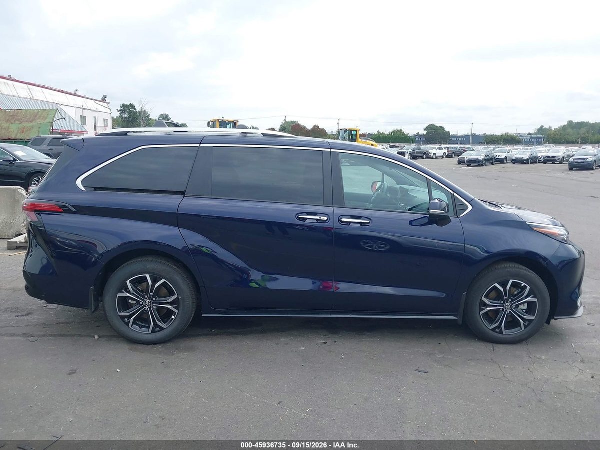 Toyota Sienna 2026 z USA — zdjęcie 13 z 17