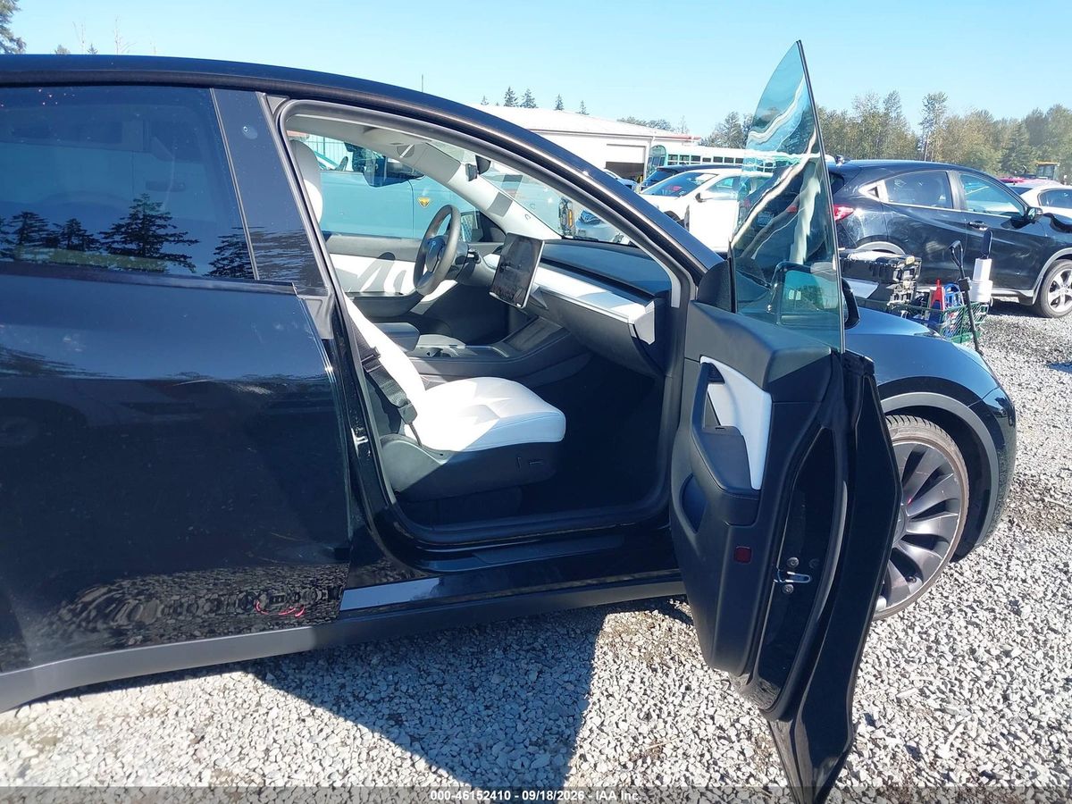 Tesla Model Y 2021 z USA — zdjęcie 5 z 18