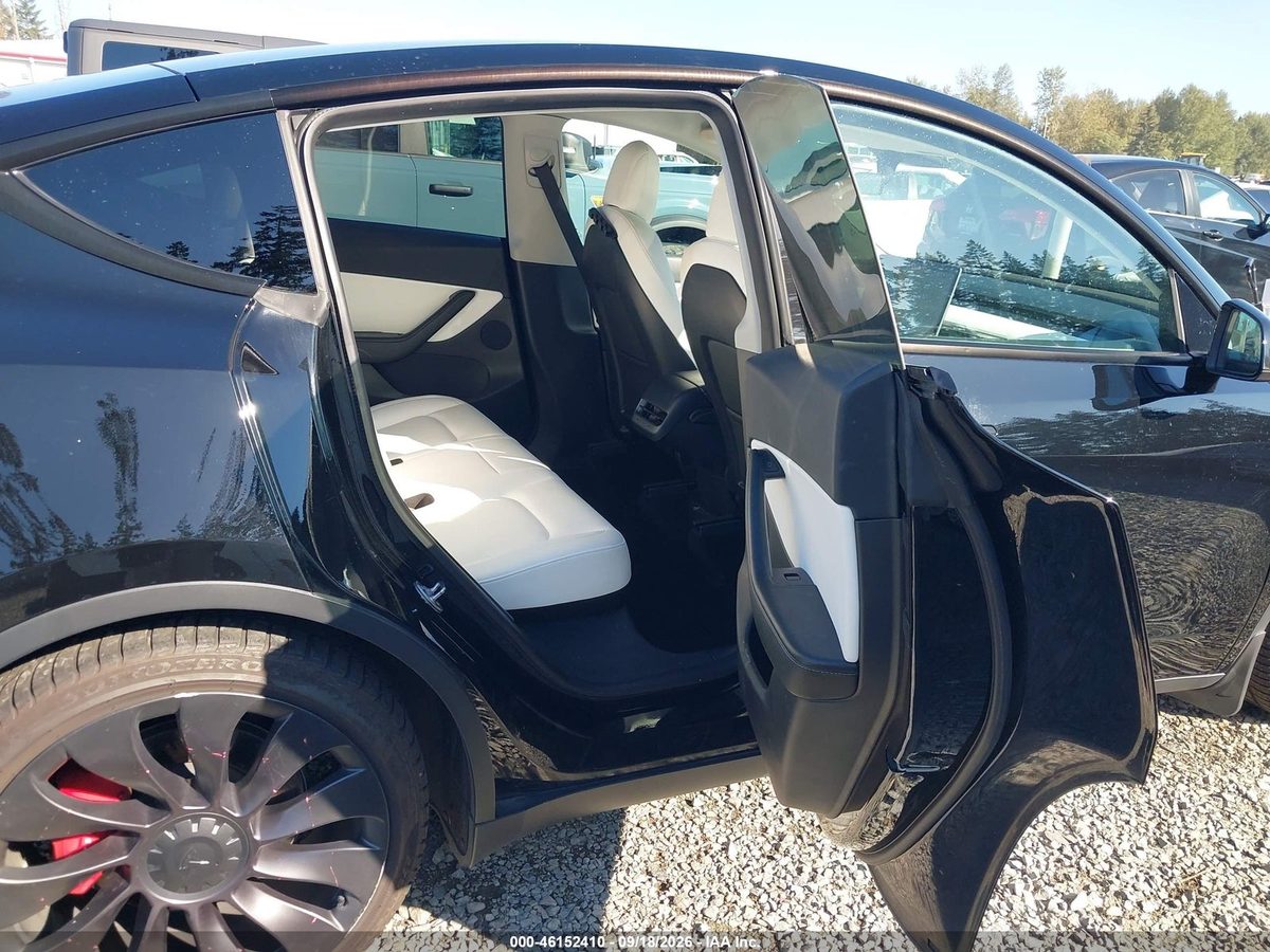 Tesla Model Y 2021 z USA — zdjęcie 7 z 18