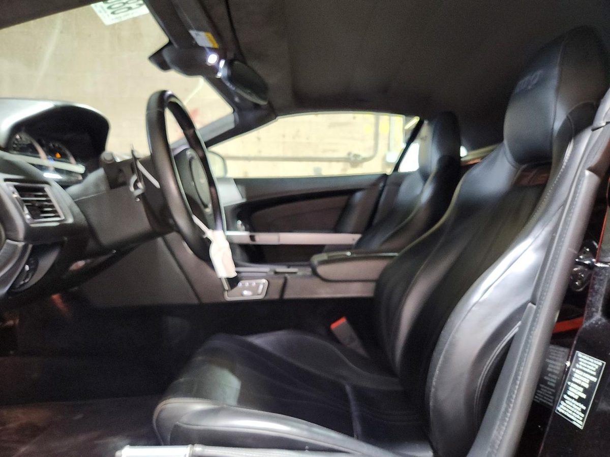 Aston Martin DB9 2013 z USA — zdjęcie 7 z 11