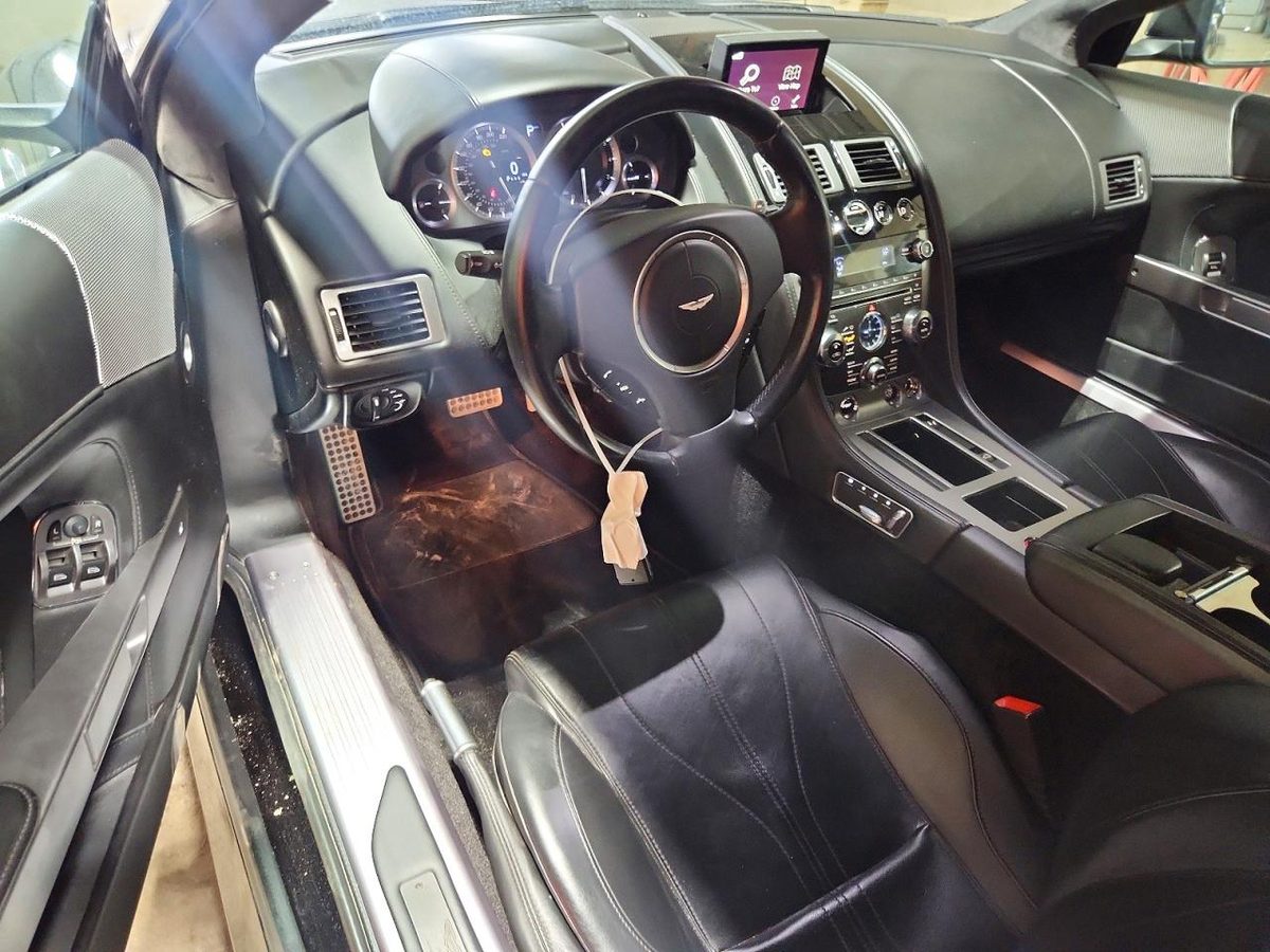 Aston Martin DB9 2013 z USA — zdjęcie 8 z 11