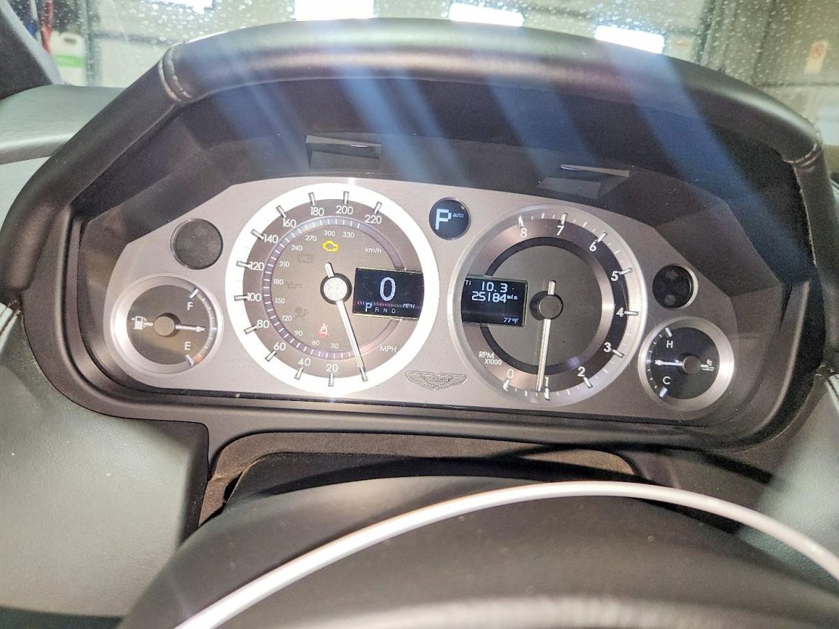 Aston Martin DB9 2013 z USA — zdjęcie 9 z 11