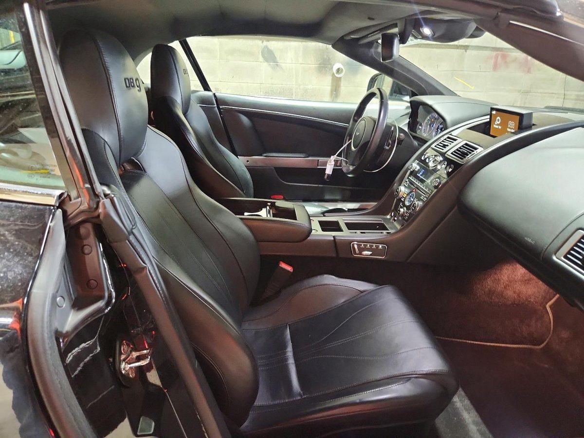 Aston Martin DB9 2013 z USA — zdjęcie 10 z 11
