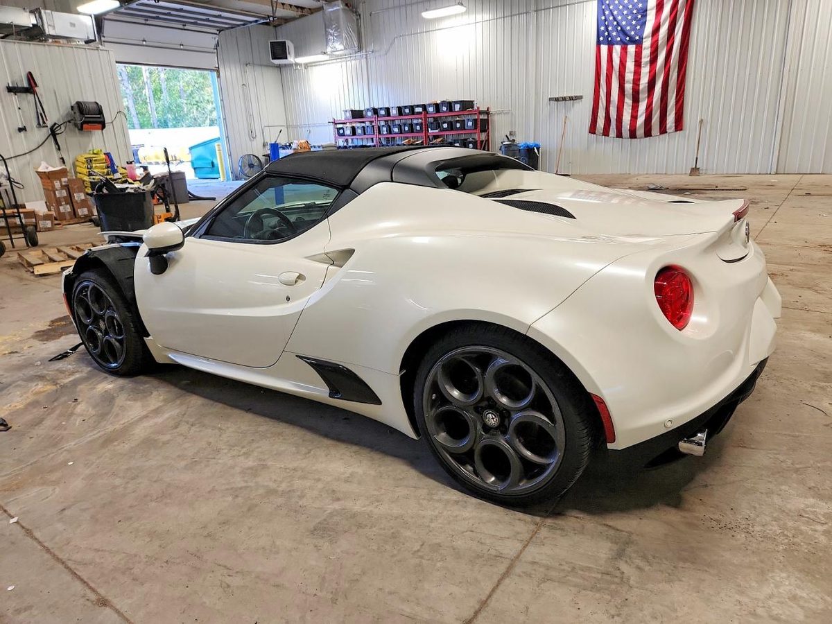 Alfa Romeo 4C 2016 z USA — zdjęcie 2 z 12