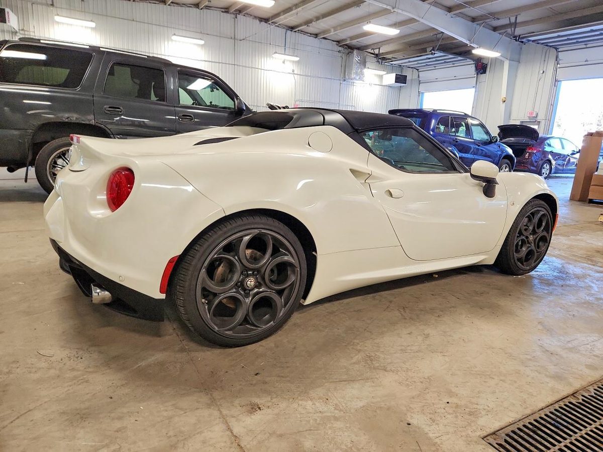 Alfa Romeo 4C 2016 z USA — zdjęcie 3 z 12