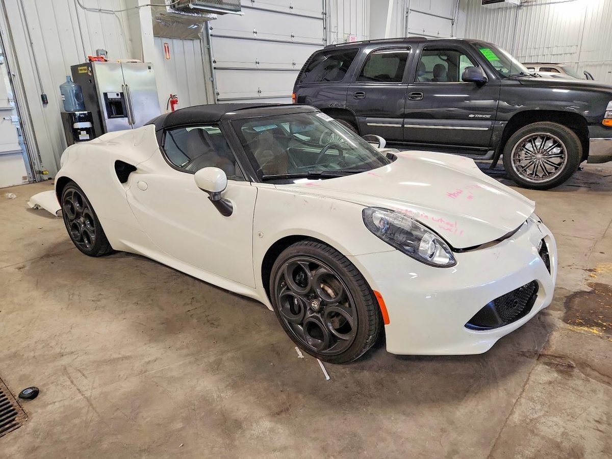 Alfa Romeo 4C 2016 z USA — zdjęcie 4 z 12
