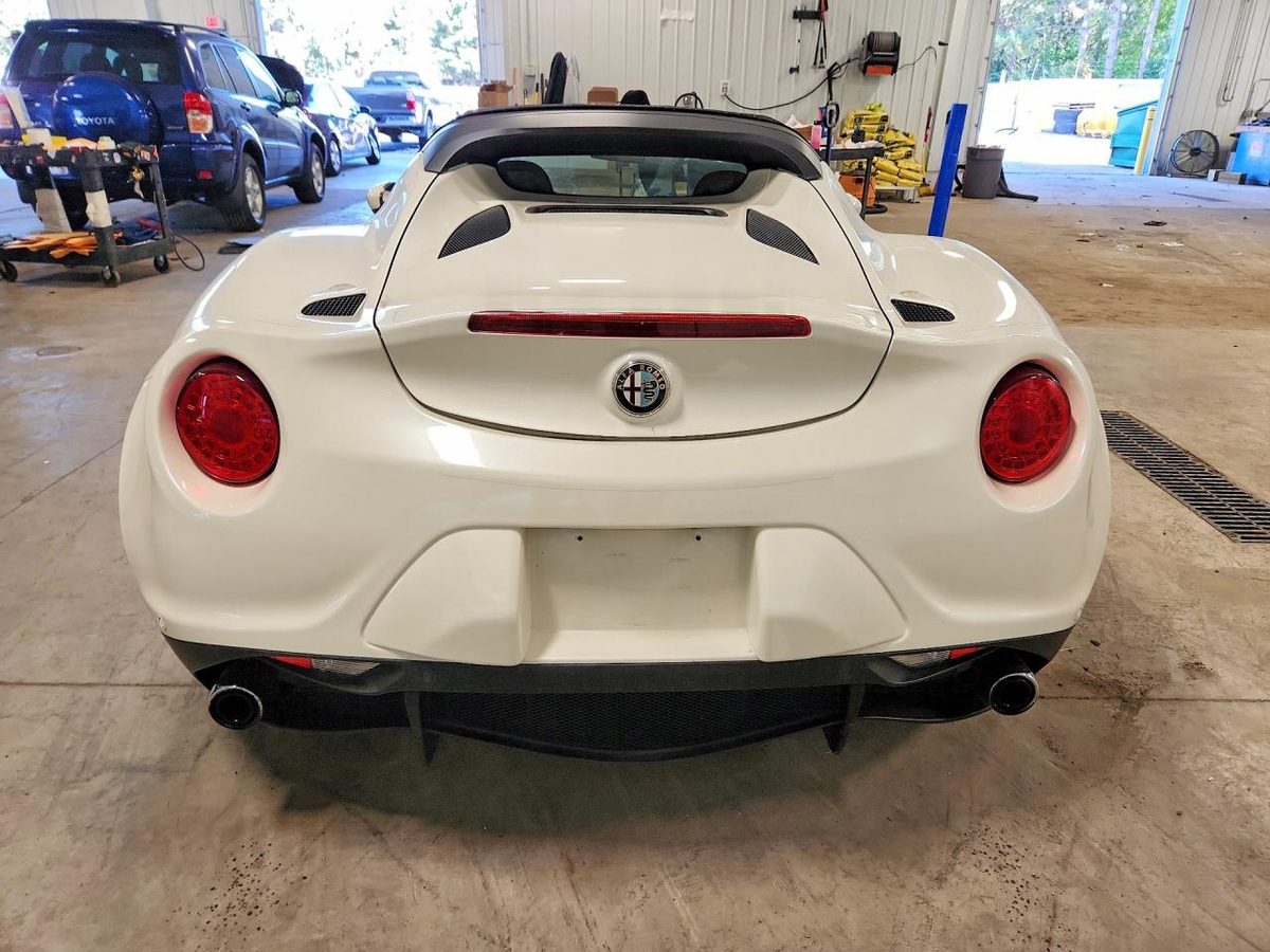 Alfa Romeo 4C 2016 z USA — zdjęcie 6 z 12