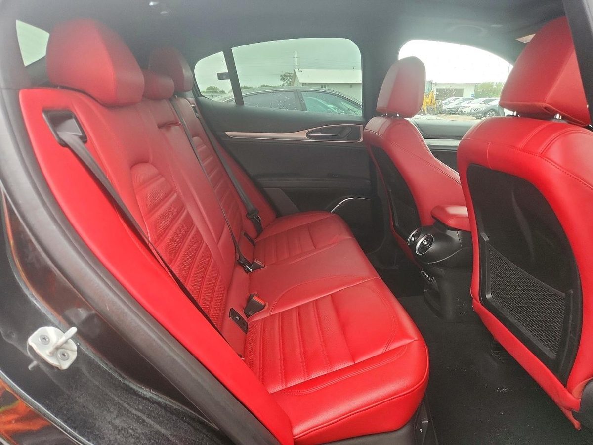 Alfa Romeo Stelvio 2023 z USA — zdjęcie 11 z 13