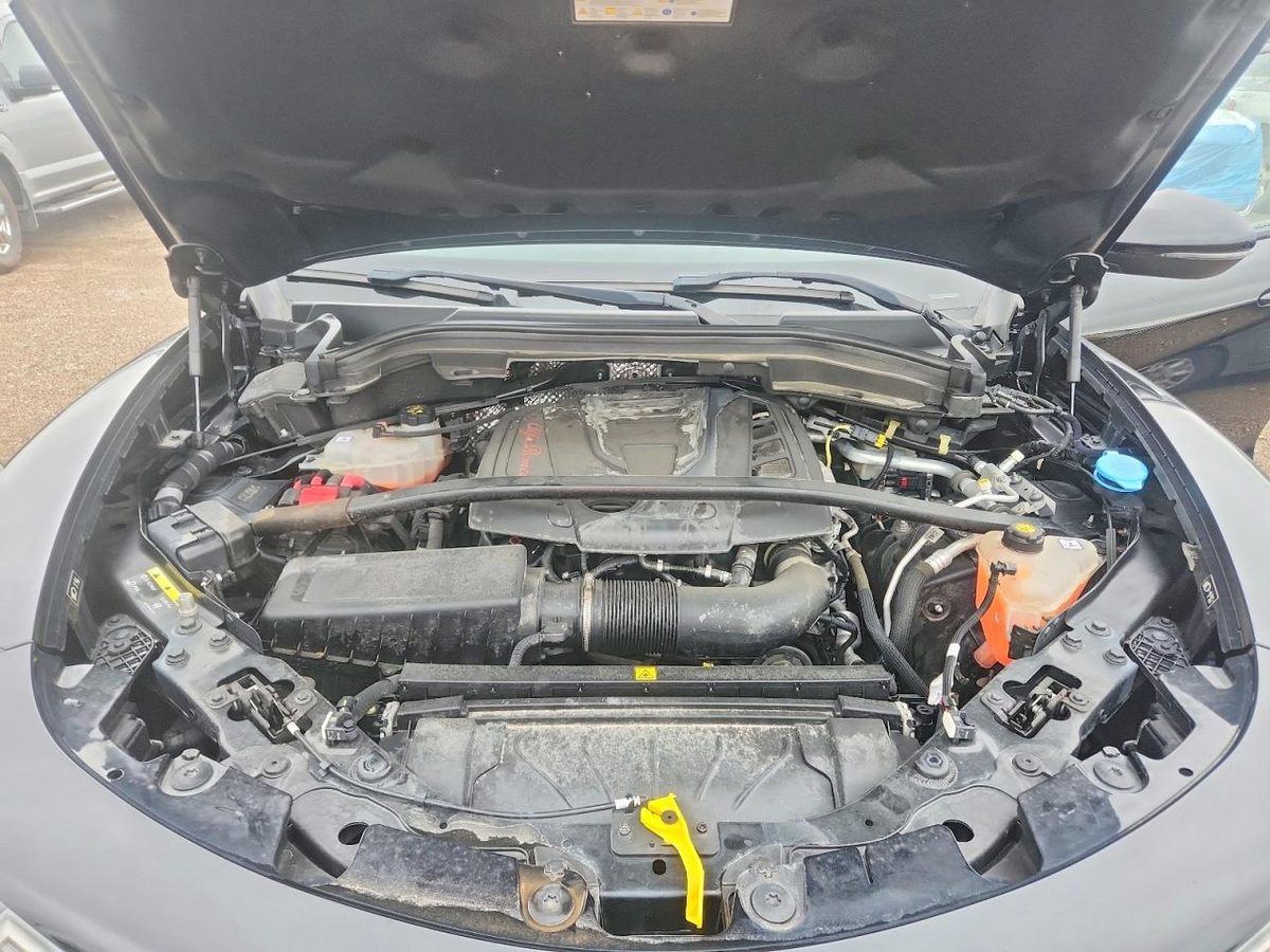 Alfa Romeo Stelvio 2023 z USA — zdjęcie 12 z 13