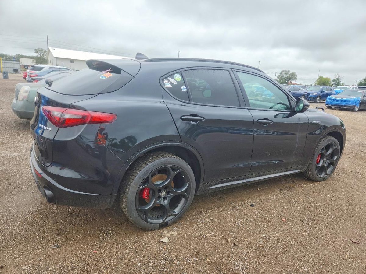 Alfa Romeo Stelvio 2023 z USA — zdjęcie 3 z 13