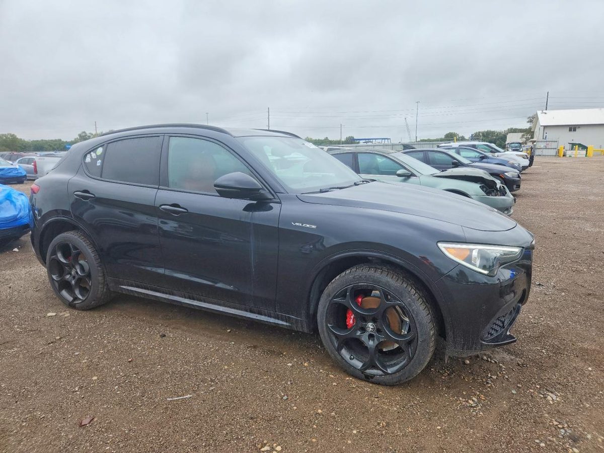 Alfa Romeo Stelvio 2023 z USA — zdjęcie 4 z 13