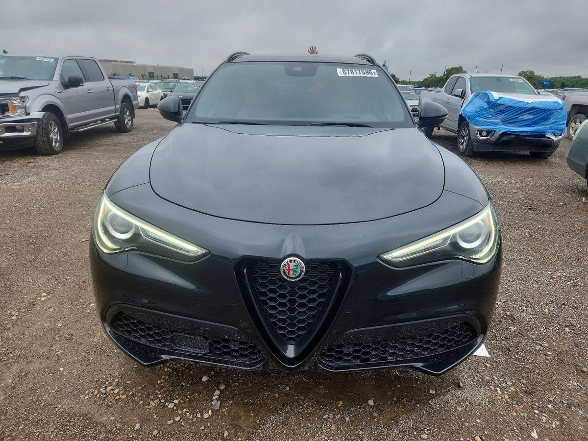 Alfa Romeo Stelvio 2023 z USA — zdjęcie 5 z 13