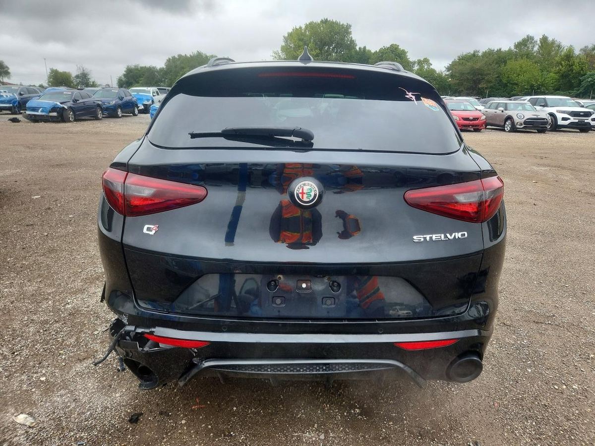 Alfa Romeo Stelvio 2023 z USA — zdjęcie 6 z 13