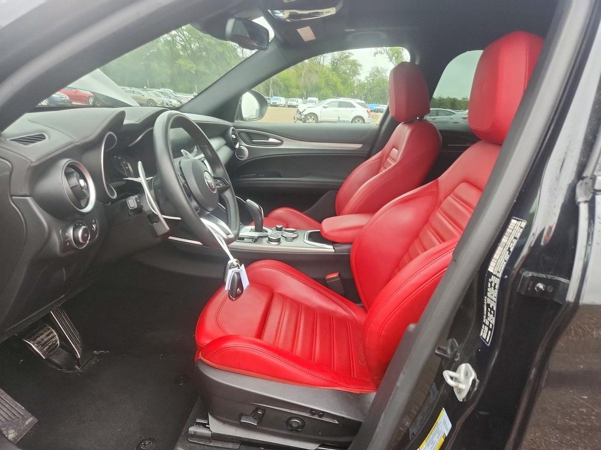 Alfa Romeo Stelvio 2023 z USA — zdjęcie 7 z 13