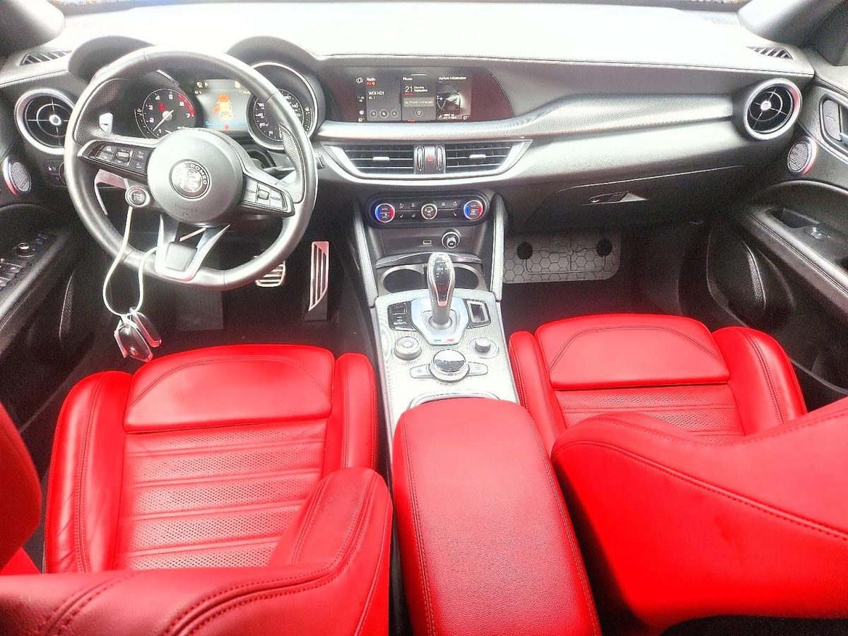 Alfa Romeo Stelvio 2023 z USA — zdjęcie 8 z 13