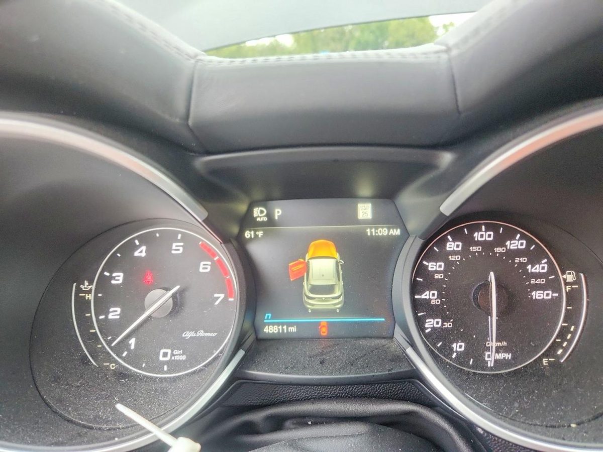 Alfa Romeo Stelvio 2023 z USA — zdjęcie 9 z 13
