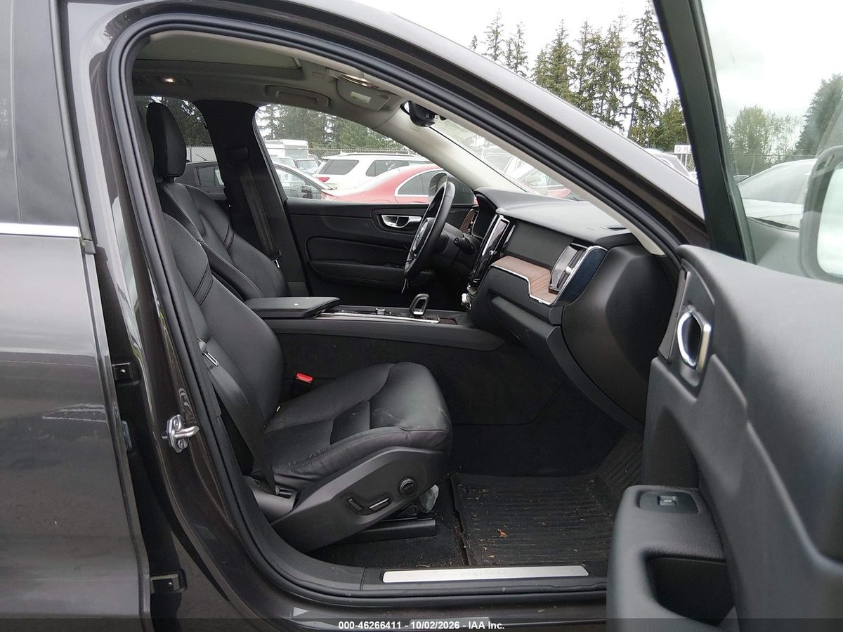 Volvo XC60 RECHARGE PLUG-IN HYBRID 2022 z USA — zdjęcie 5 z 17
