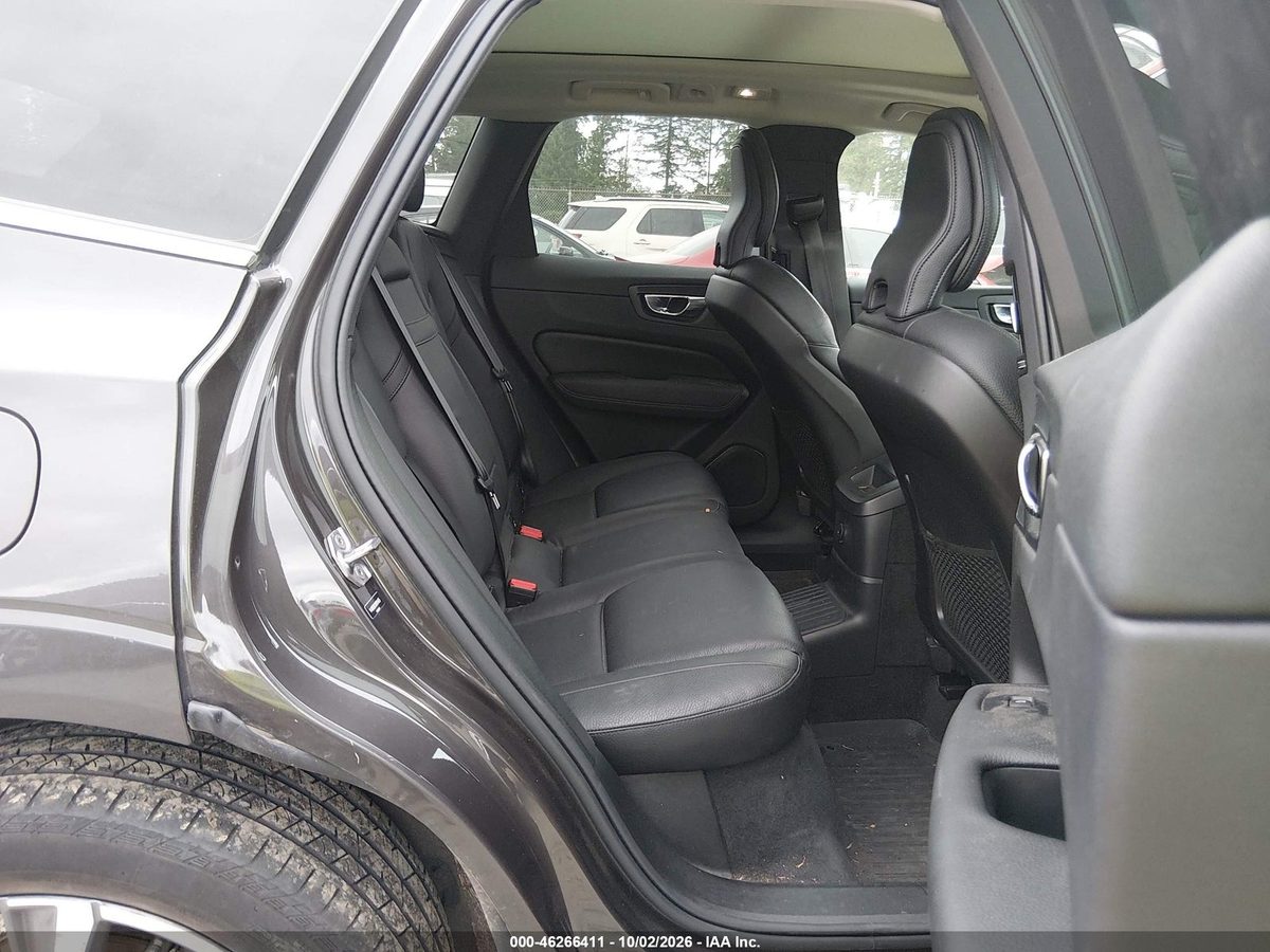 Volvo XC60 RECHARGE PLUG-IN HYBRID 2022 z USA — zdjęcie 8 z 17