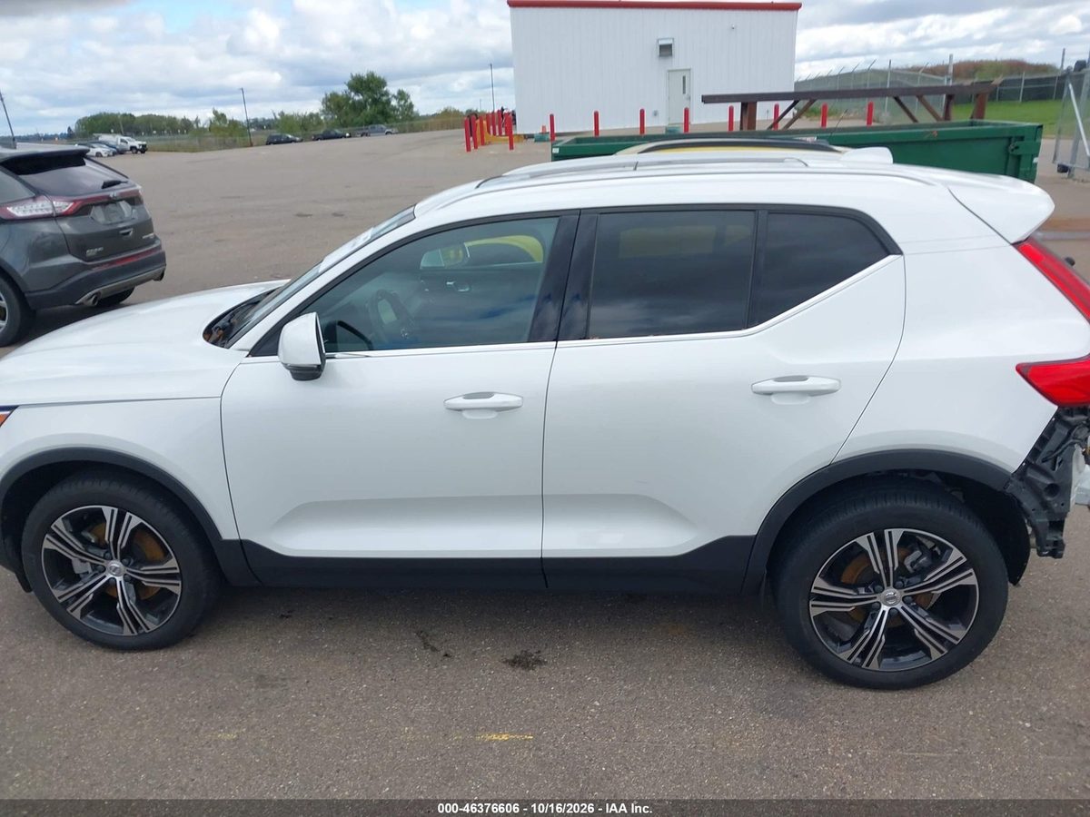 Volvo XC40 2020 z USA — zdjęcie 15 z 18