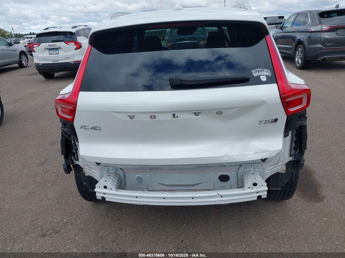 Volvo XC40 2020 z USA — zdjęcie 17 z 18