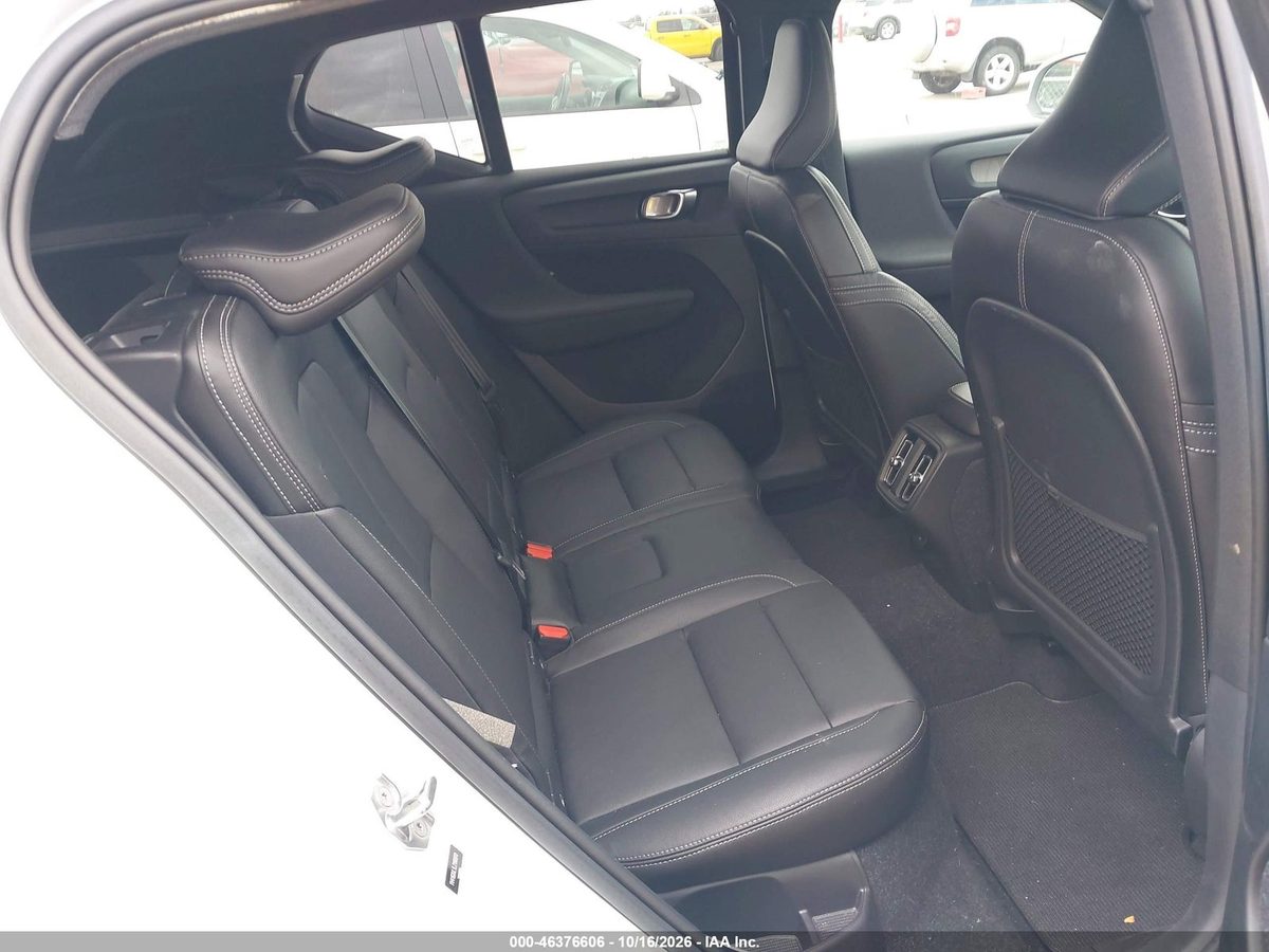 Volvo XC40 2020 z USA — zdjęcie 8 z 18
