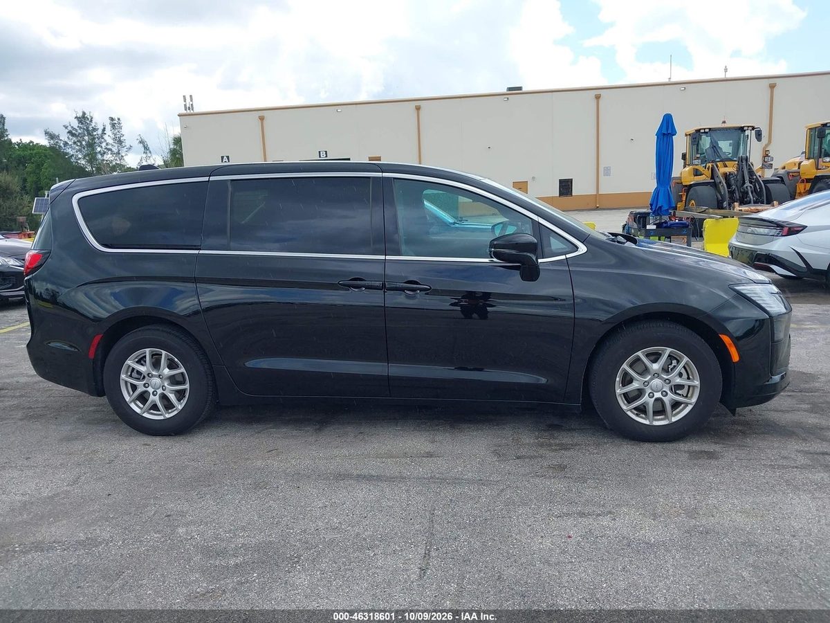 Chrysler Pacifica 2026 z USA — zdjęcie 13 z 16