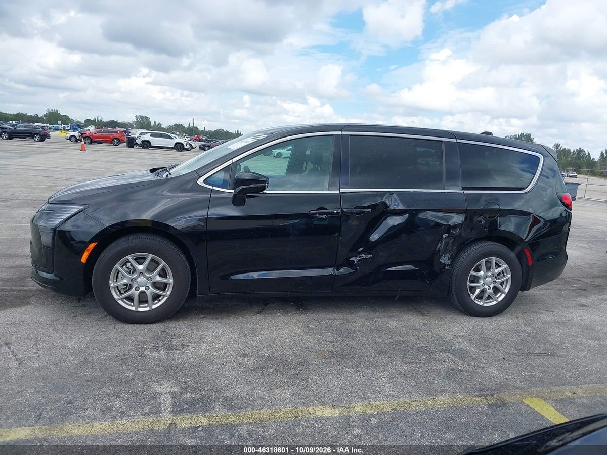 Chrysler Pacifica 2026 z USA — zdjęcie 14 z 16