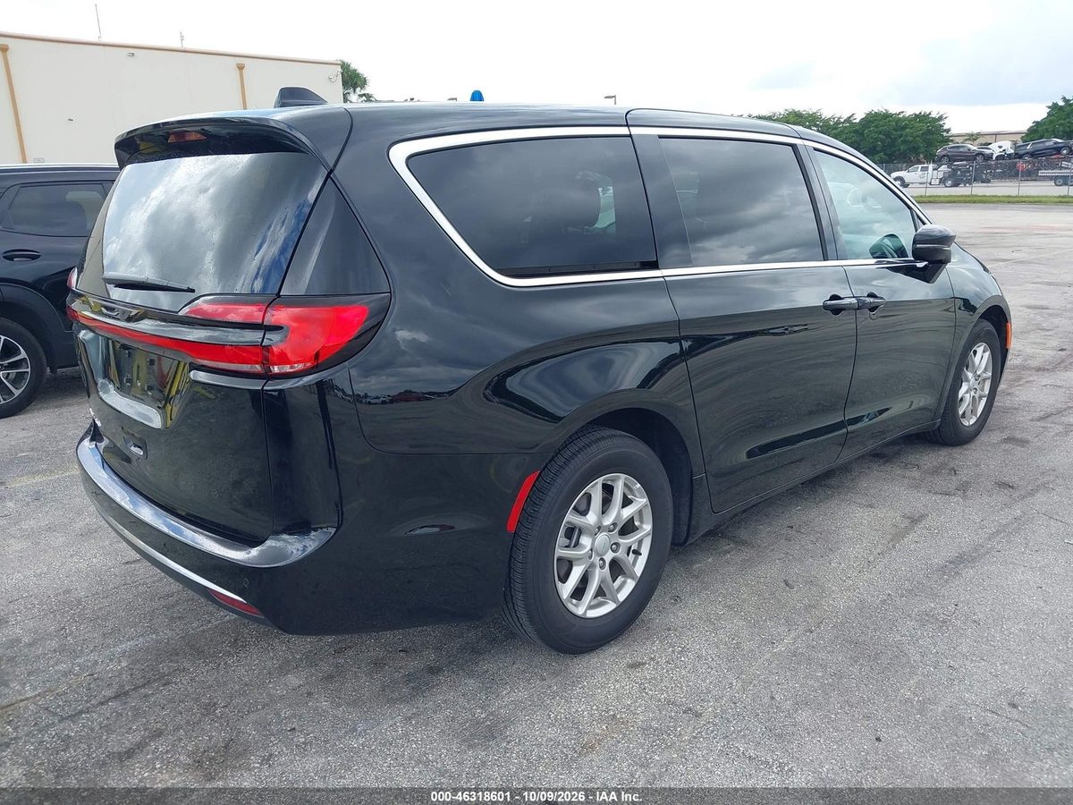 Chrysler Pacifica 2026 z USA — zdjęcie 4 z 16